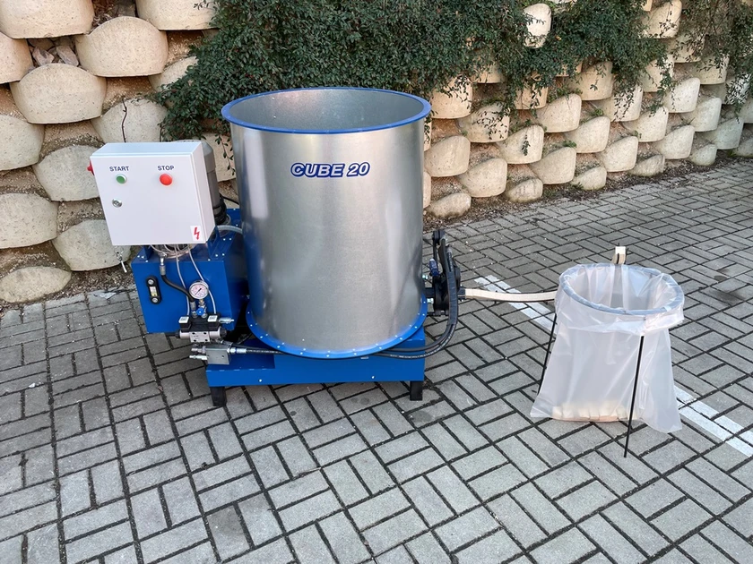 Kietas kuras iš atliekų: 900-1100 kg/m³ tankio briketai