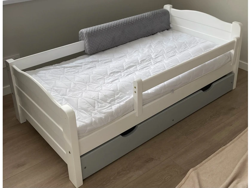 Išskirtinės lovos su stalčiais ir naujais čiužiniais