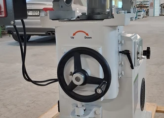 Preciziškas frezavimas iki 45° pakreipimu||Galinga 3 kW freza lengvam medžio apdirbimui||Sukimasis 18 000 aps./min – sklandus pjovimas||Stabilus stalas 640 mm ir lengvas valdymas||Compact 150 kg mašina profesionaliam darbui||760 Eur + PVM – tiksli freza jūsų dirbtuvėms