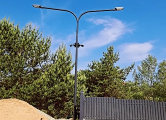 Energiją taupantys LED stulpai su vaizdo kamerų montavimu