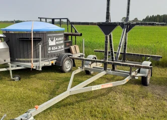 Patikimos baidarės su įranga – puikus pasirinkimas!||Baidarės su taisytomis sėdynėmis – patikimumas ir komfortas.||Komplektas baidarėms – viskas, ko reikia vandens pramogoms.||Priekaba baidarėms – patogus transportavimas jūsų nuotykių.